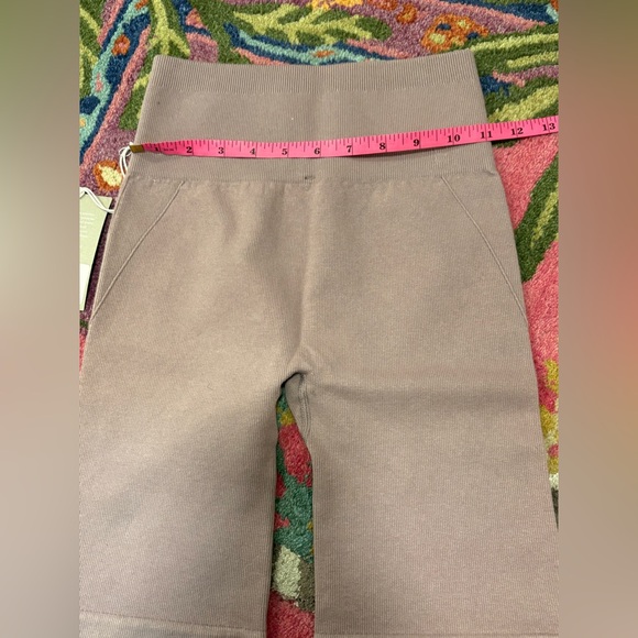 Everlane Mauve Ribbed Bike Shorts - Picture 2 of 6